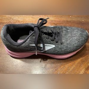 Brooks tennis shoes